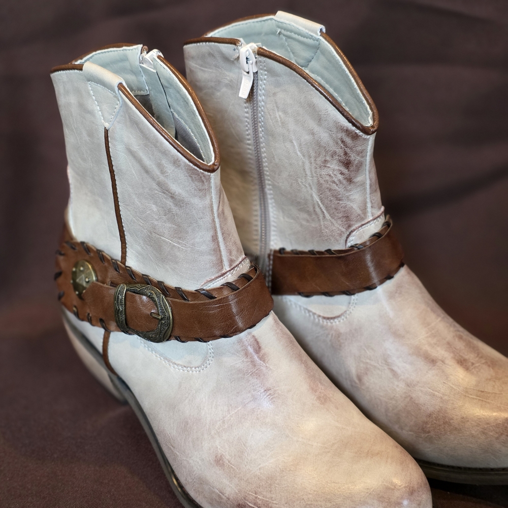 Roper Women's Cream and Brown Ankle Boots